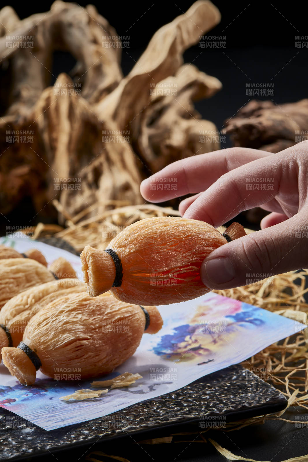 黑色背景上的美味酥脆的口袋榴莲酥图片