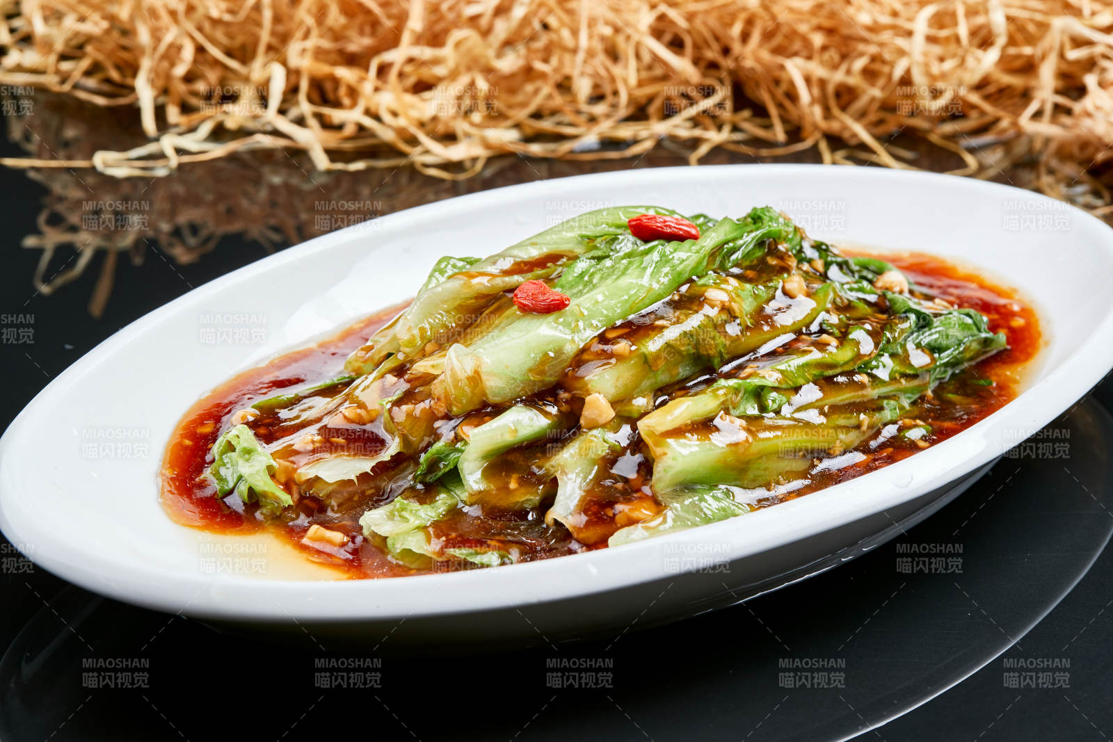 白色瓷盘装的浇汁酱香枸杞油麦菜图片