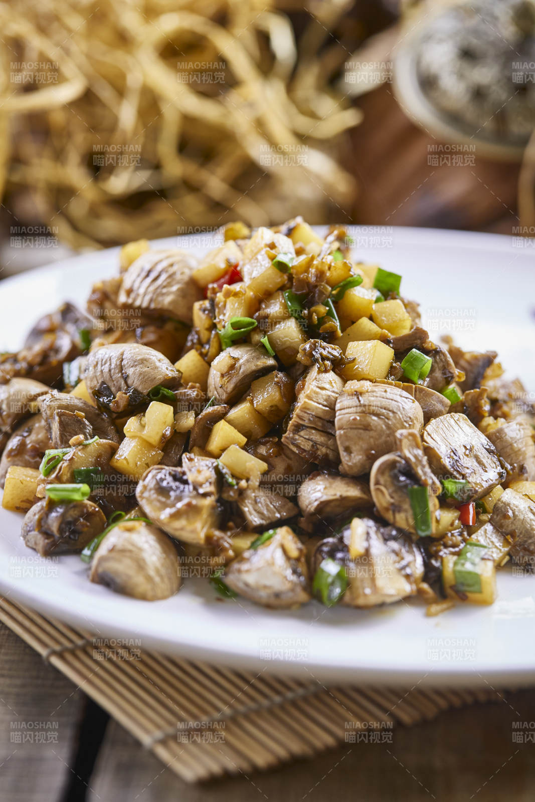 素烧土豆丁坝上鲜口蘑图片