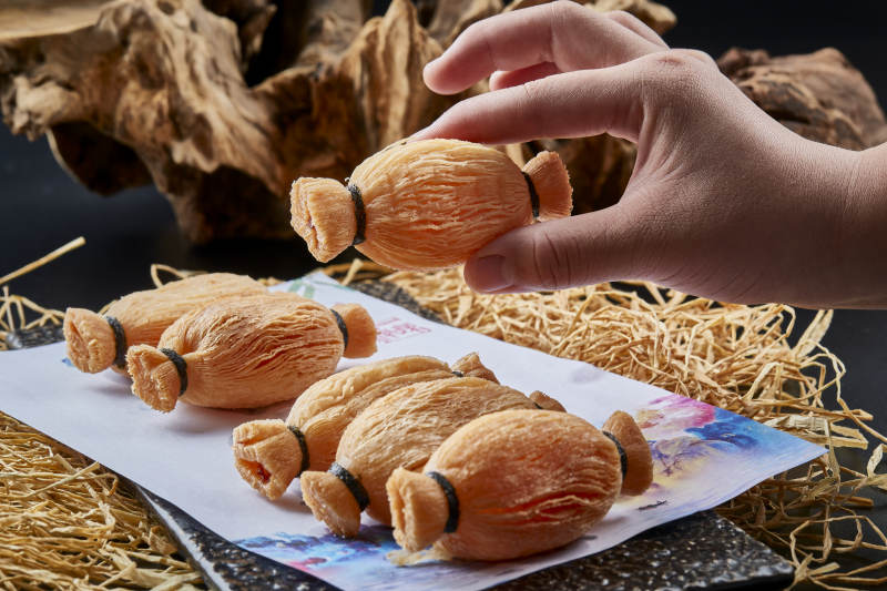 黑色背景上的美味酥脆的口袋榴莲酥图片