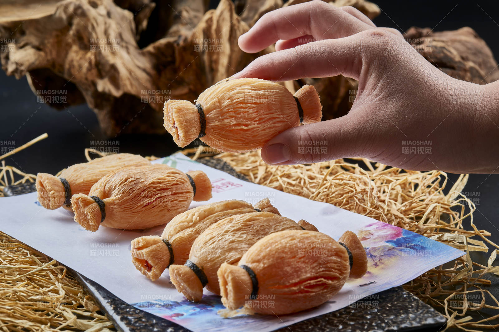 黑色背景上的美味酥脆的口袋榴莲酥图片