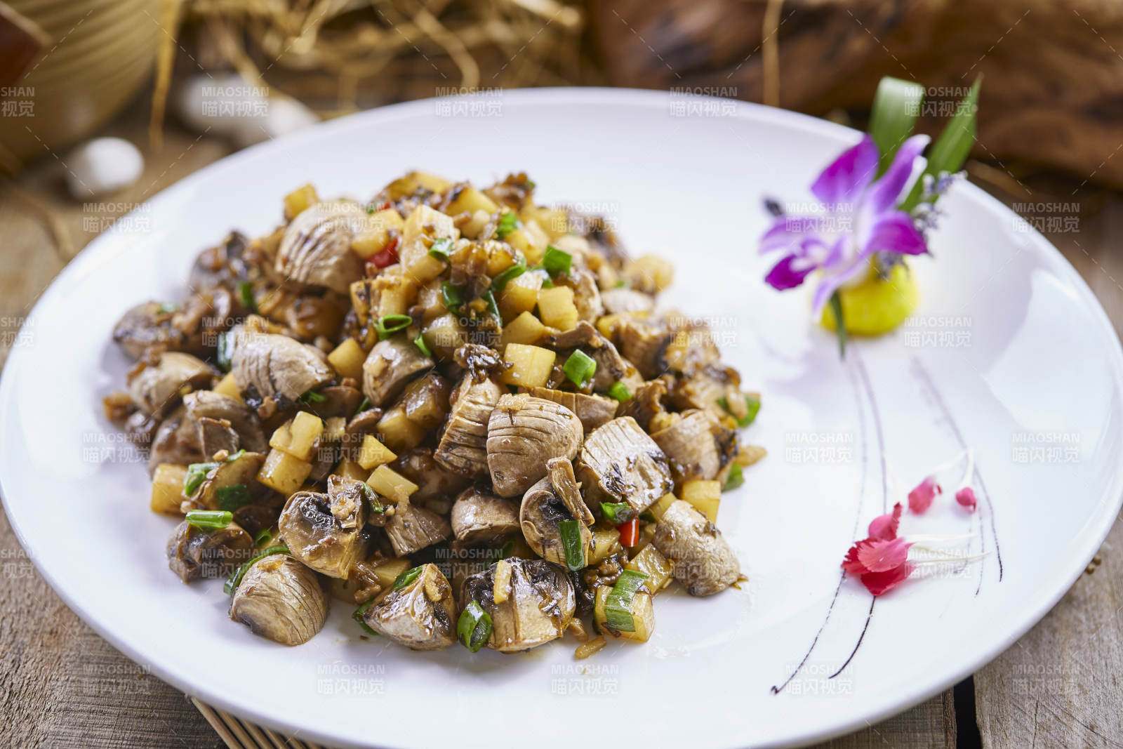 素烧土豆丁坝上鲜口蘑图片