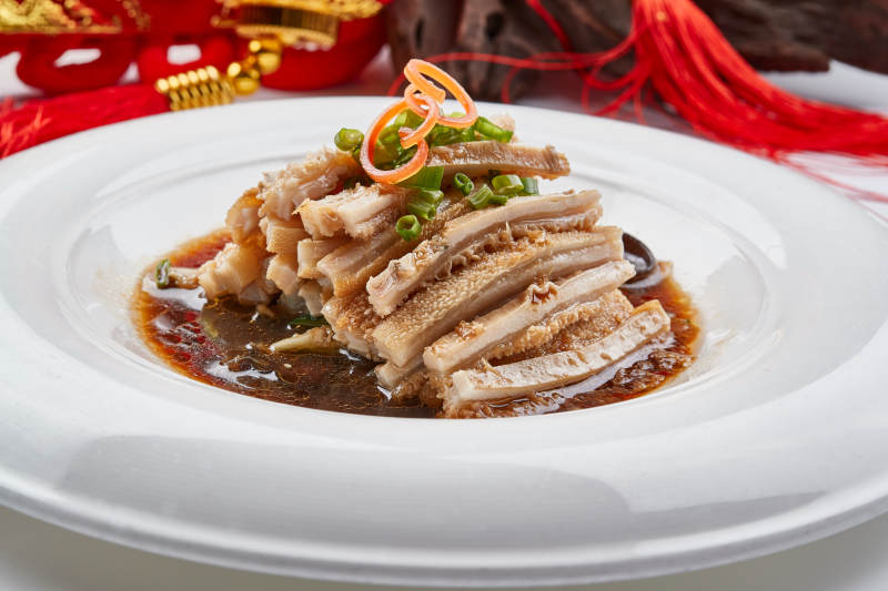 白色瓷盘装的凉拌猪肚丝图片