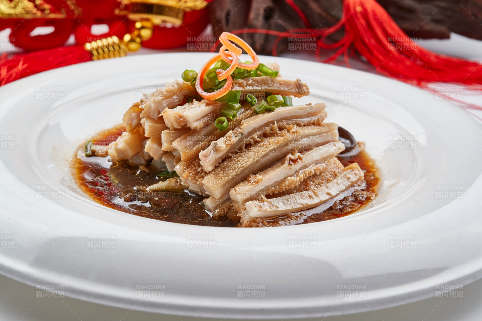 白色瓷盘装的凉拌猪肚丝图片