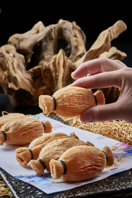 黑色背景上的美味酥脆的口袋榴莲酥图片