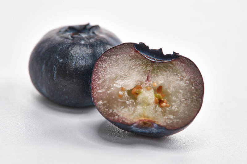 白色背景上摆放的水润新鲜蓝莓果图片