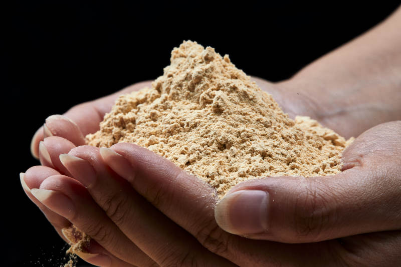 双手揉搓捧起的糊糊面豆糊面图片