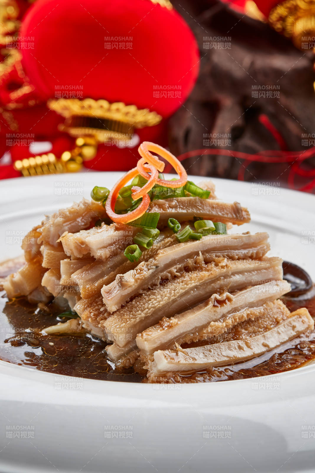 白色瓷盘装的凉拌猪肚丝图片