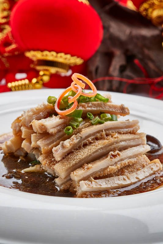 白色瓷盘装的凉拌猪肚丝图片