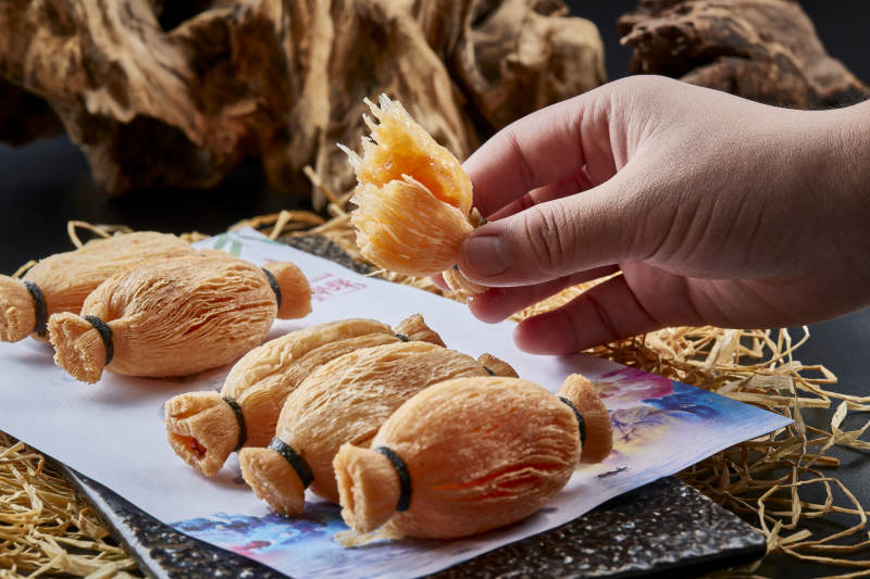 黑色背景上的美味酥脆的口袋榴莲酥图片