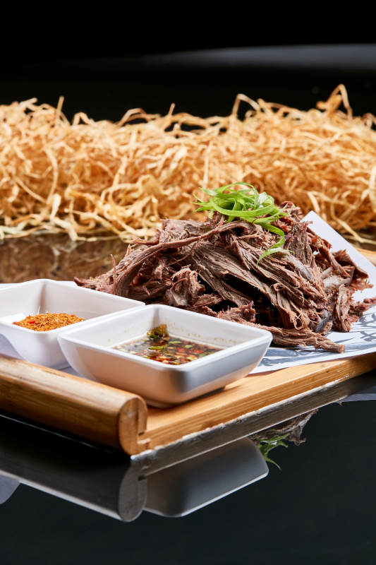 木质托盘装的手撕耗牛肉图片