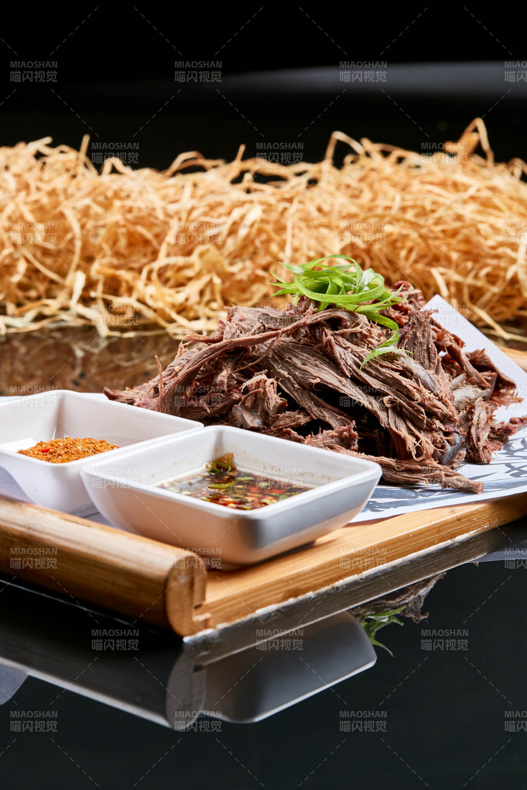 木质托盘装的手撕耗牛肉图片