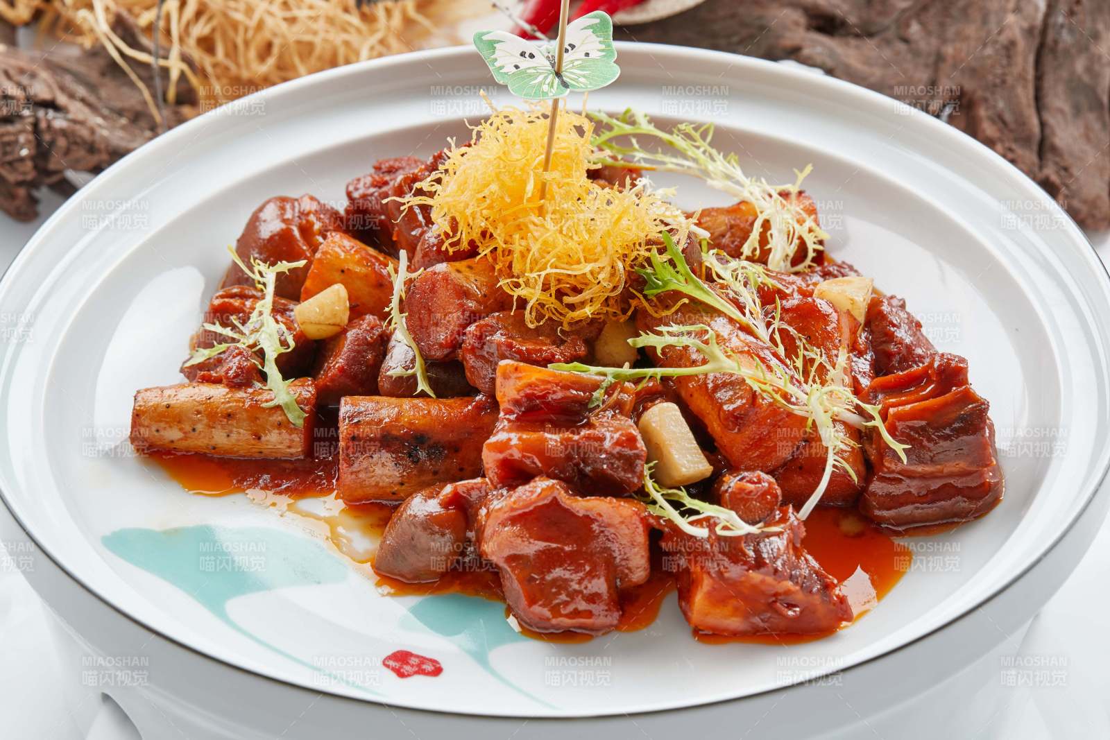 精美瓷餐具装的红烧带皮驴肉铁棍山药图片