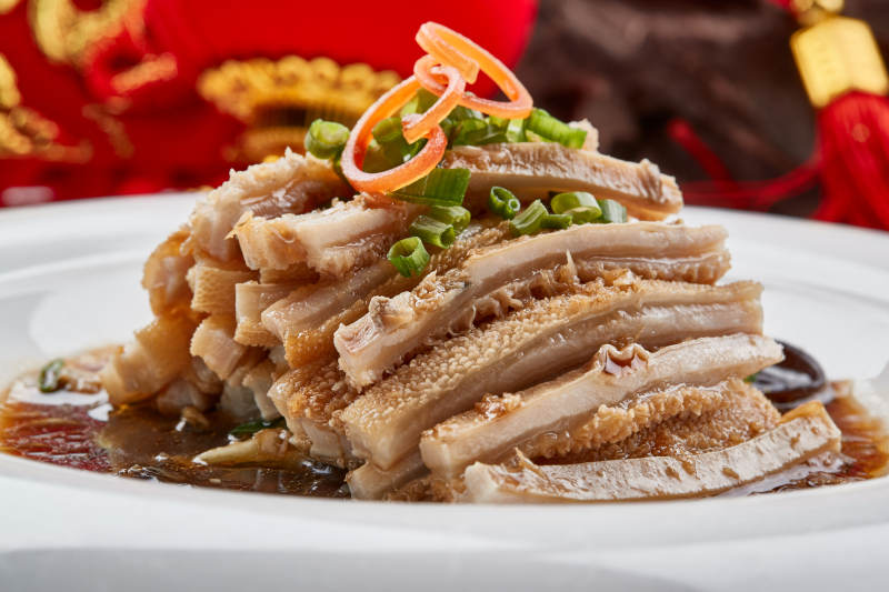 白色瓷盘装的凉拌猪肚丝图片