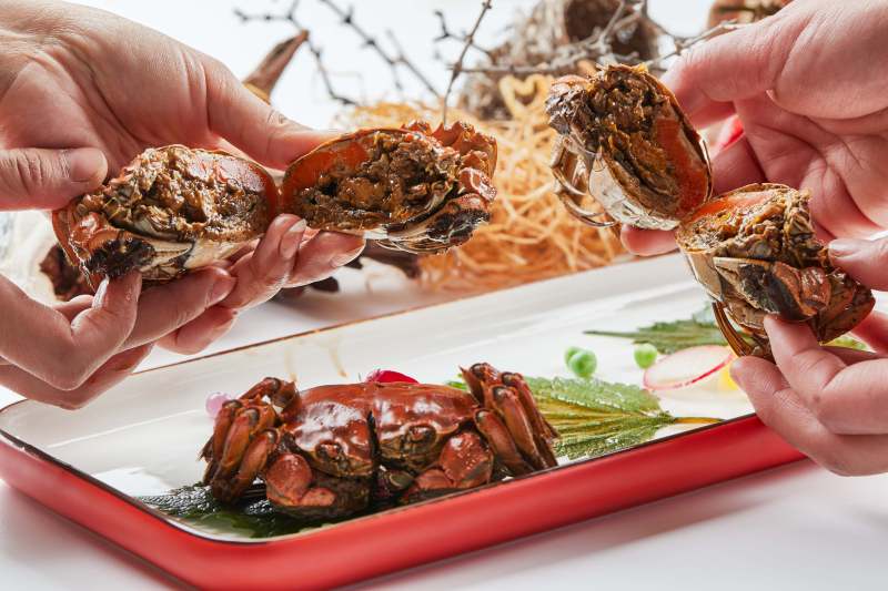 精美餐具装的风味糟醉阳澄湖大闸蟹图片