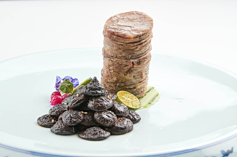 青花瓷盘装的酱腌口蘑配压肘花图片