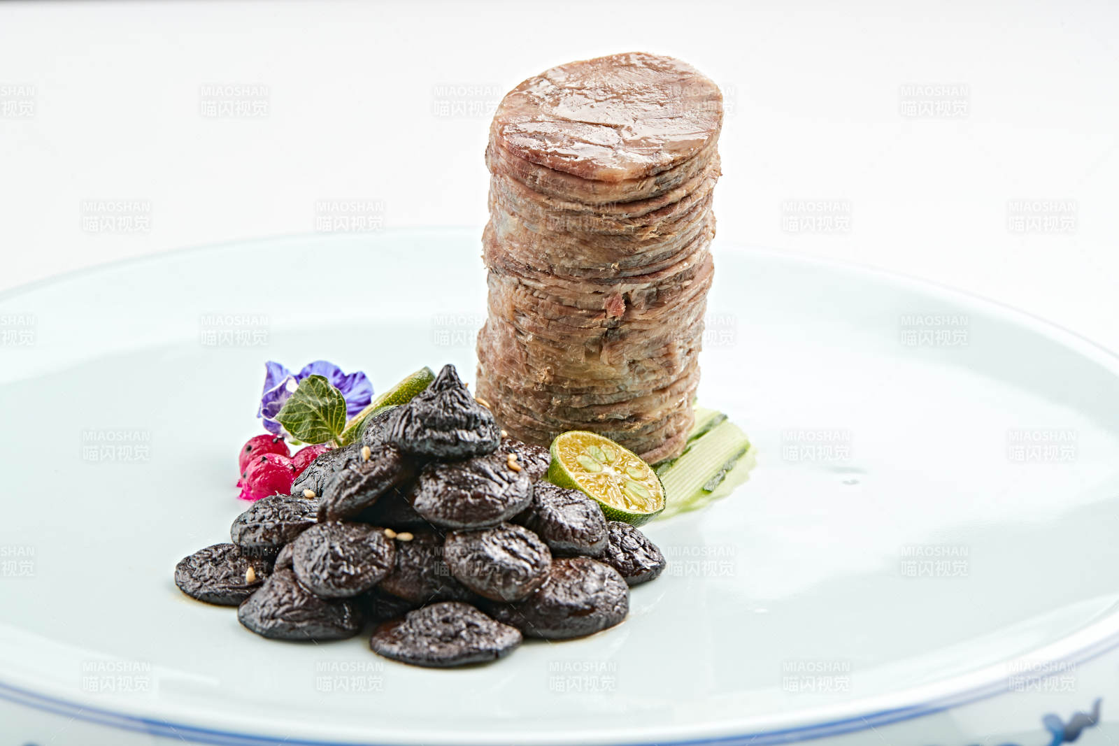 青花瓷盘装的酱腌口蘑配压肘花图片