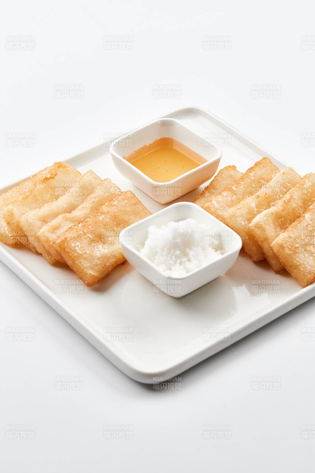 白色瓷盘装的美味香炸糯米糍粑图片