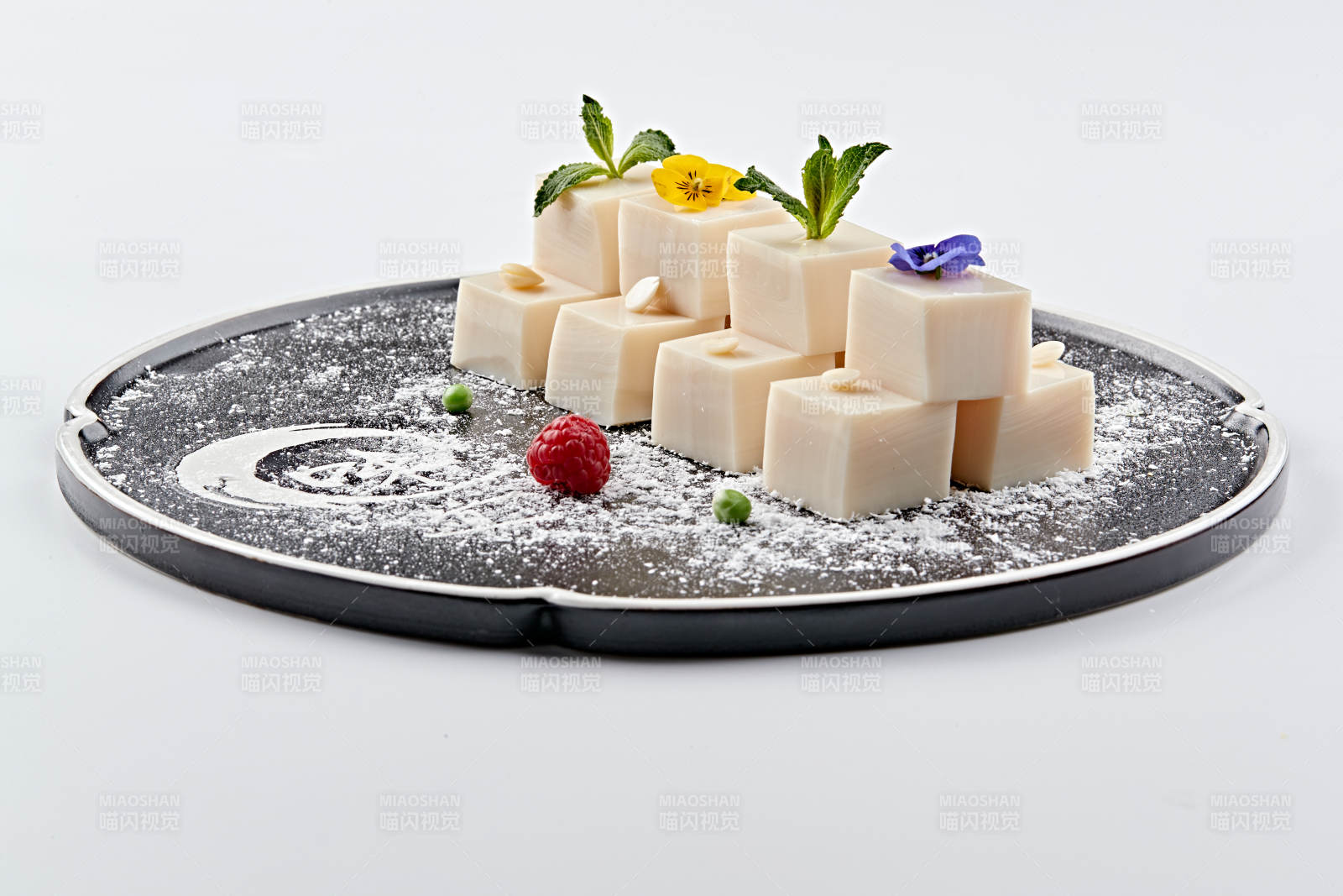 精美餐具装的自制杏仁豆腐图片