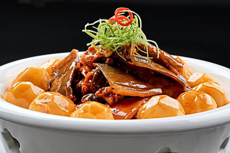 白色瓷餐具装的浓香红烧土豆炖甲鱼图片