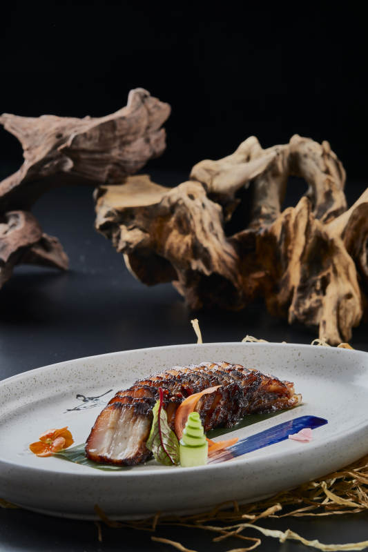 精美餐具装的秘制广味叉烧肉图片