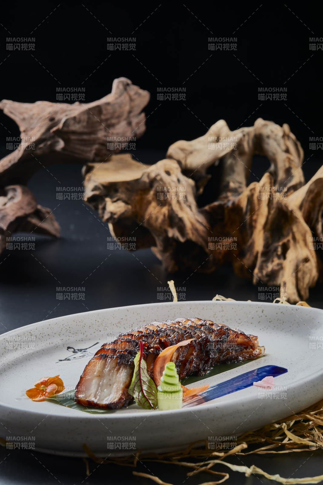 精美餐具装的秘制广味叉烧肉图片