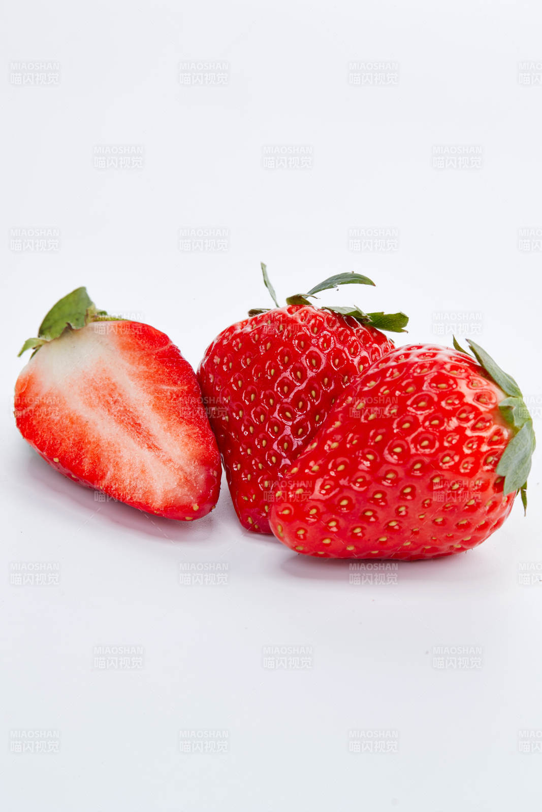 白色背景上摆放的新鲜草莓图片