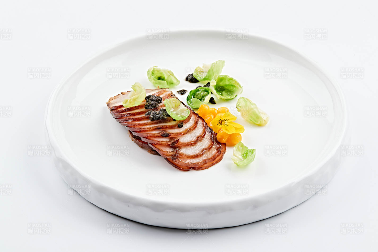 白色瓷盘装的富贵秘制叉烧肉图片