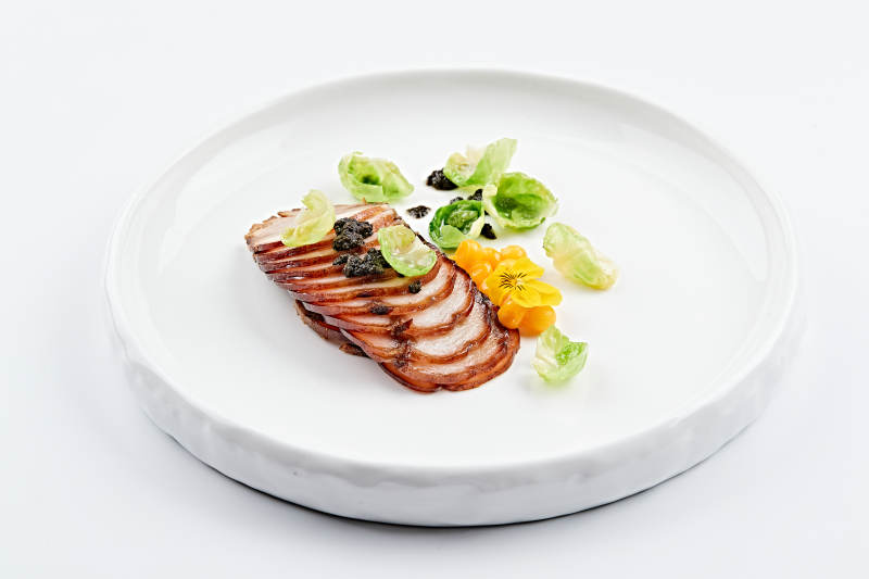 白色瓷盘装的富贵秘制叉烧肉图片