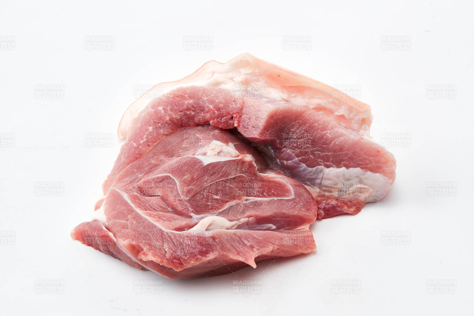 白色背景下的生鲜猪棒骨图片