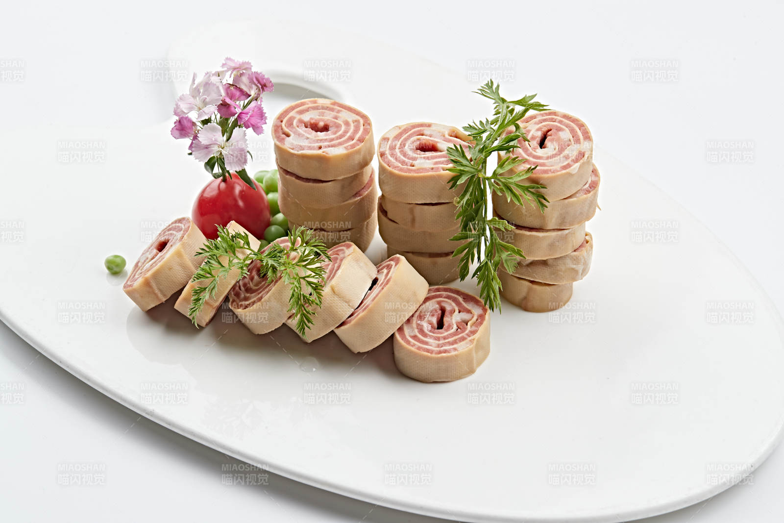 白色瓷盘组昂的豆腐皮熏肉卷切片图片