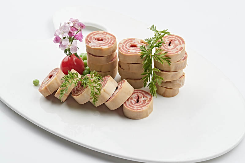 白色瓷盘组昂的豆腐皮熏肉卷切片图片