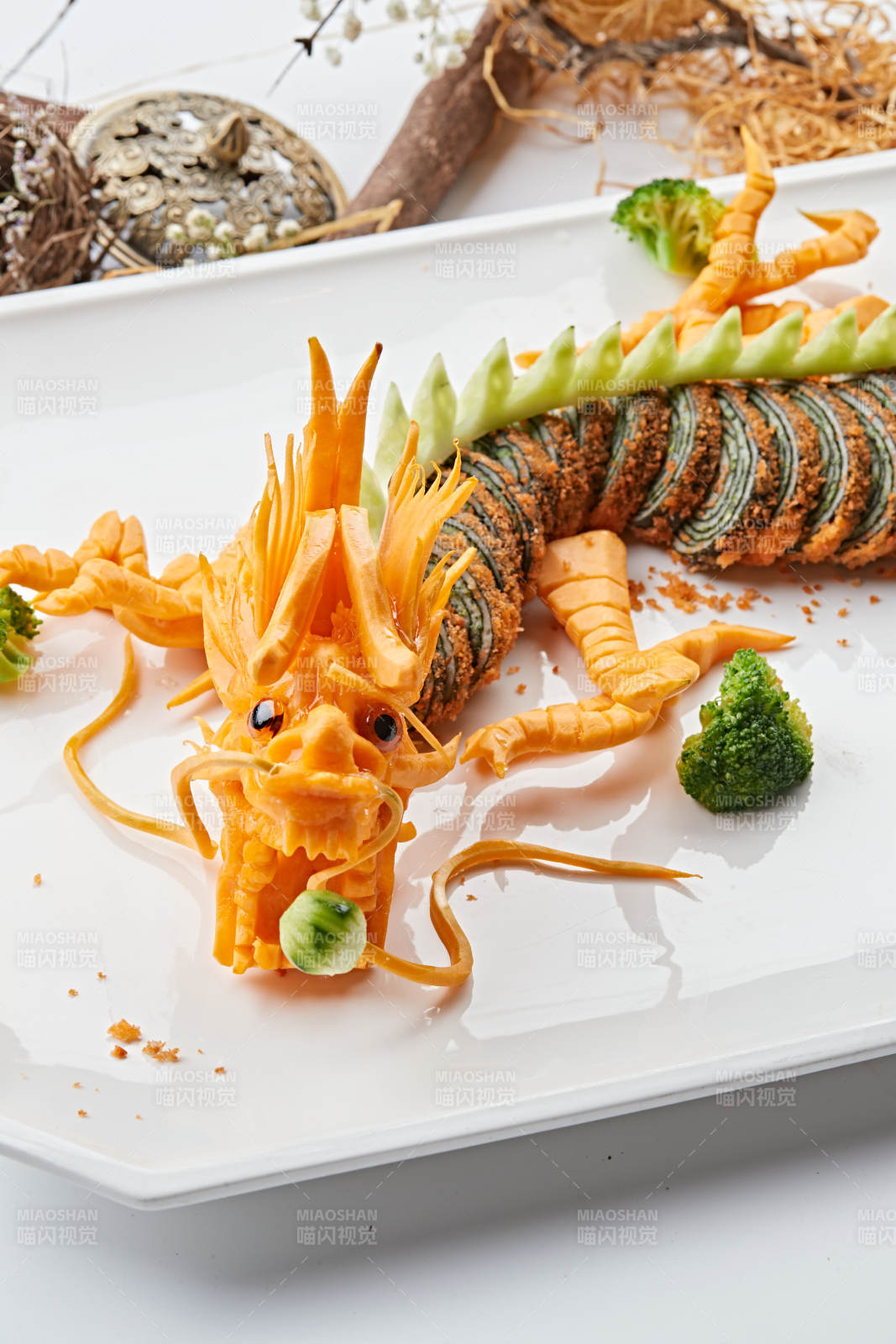 传统中国龙造型雕刻的蟹籽海苔卷图片