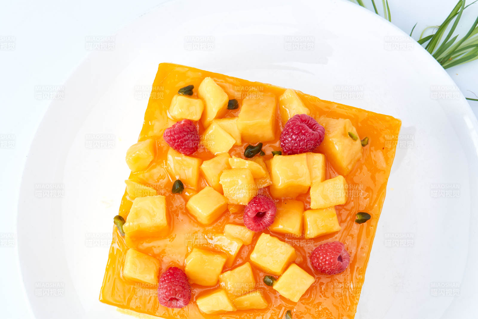 树莓芒果鲜奶慕斯蛋糕图片