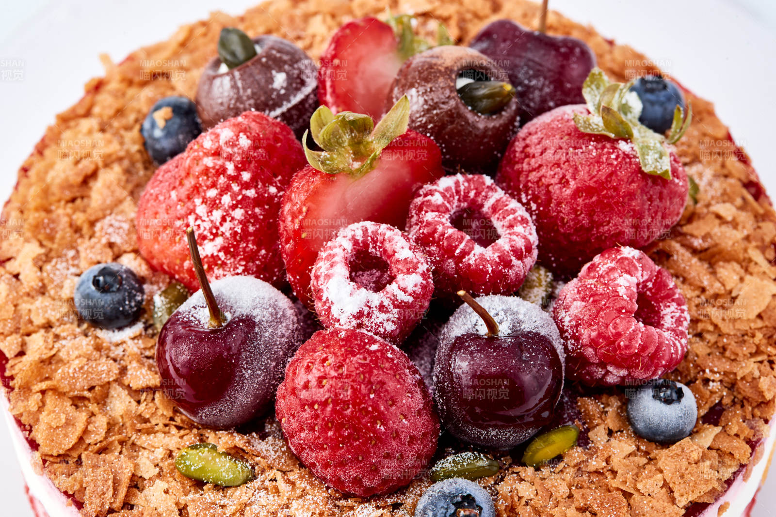 鲜水果点缀的鲜奶慕斯草莓烤坚果生日蛋糕图片