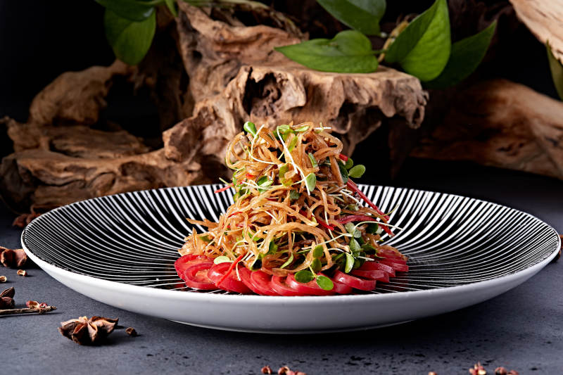 香椿苗炝拌杏鲍菇丝配圣女果图片