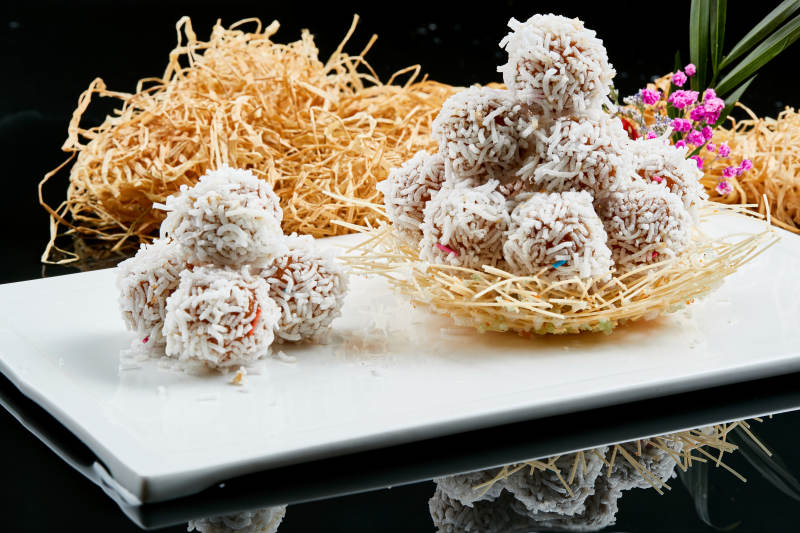 白色瓷盘装的的酥炸糯米猪肉丸图片