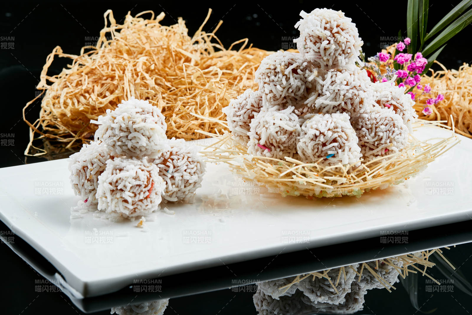 白色瓷盘装的的酥炸糯米猪肉丸图片