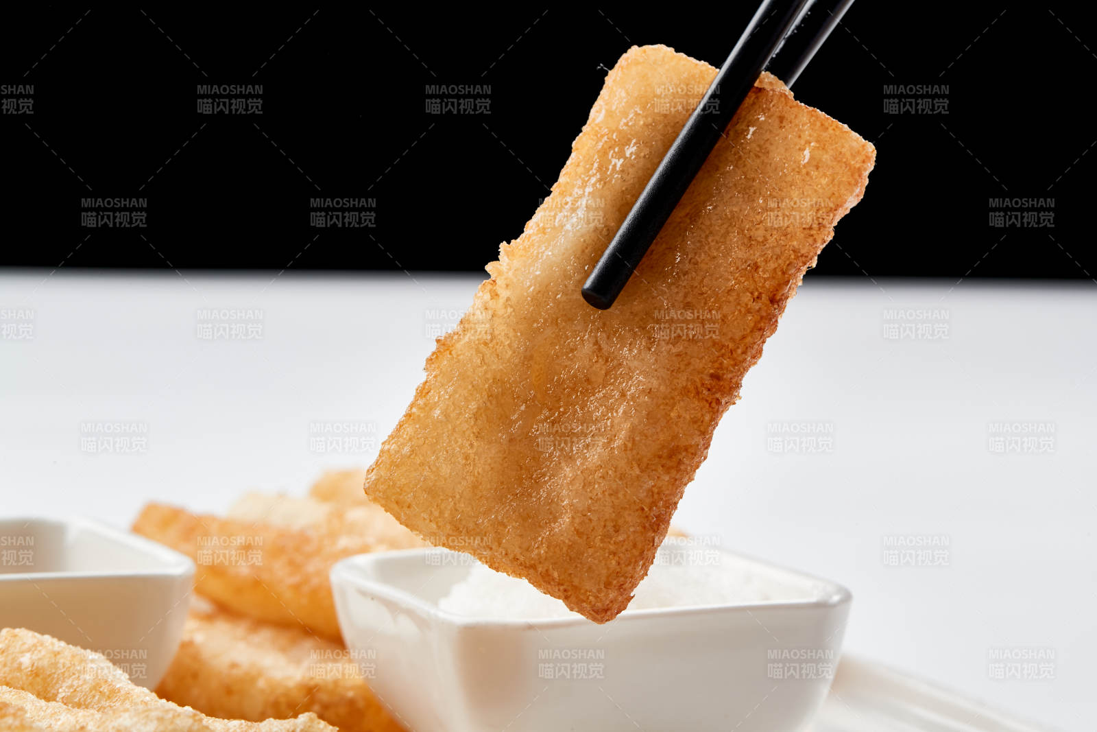 白色瓷盘装的美味香炸糯米糍粑图片