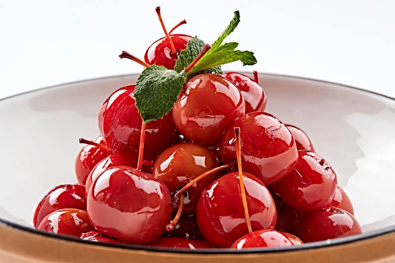 精美餐具装的野蜂蜜腌渍海棠果图片