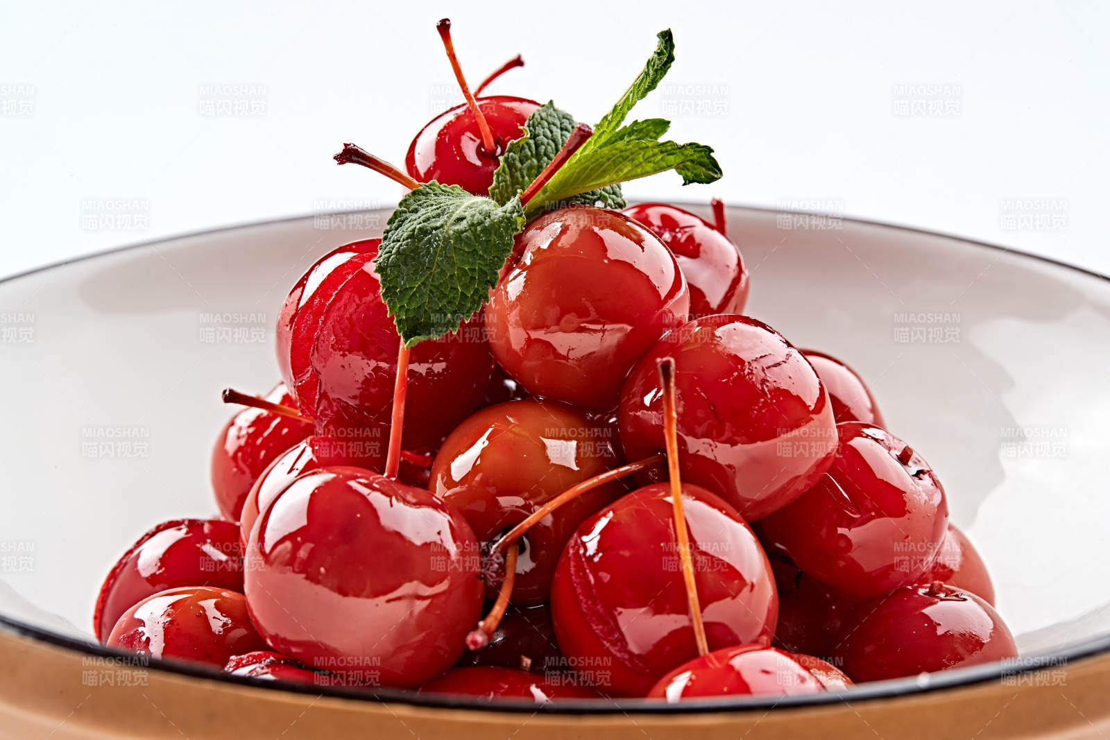 精美餐具装的野蜂蜜腌渍海棠果图片