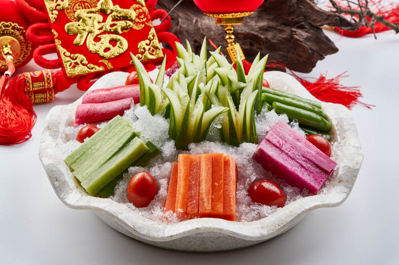 布满碎冰的餐具装的新鲜时蔬拼盘图片