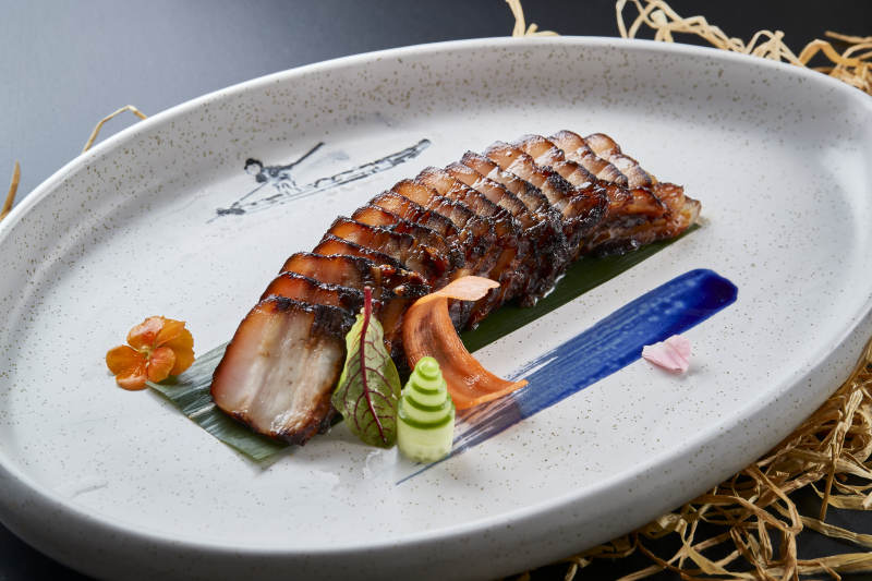 精美餐具装的秘制广味叉烧肉图片