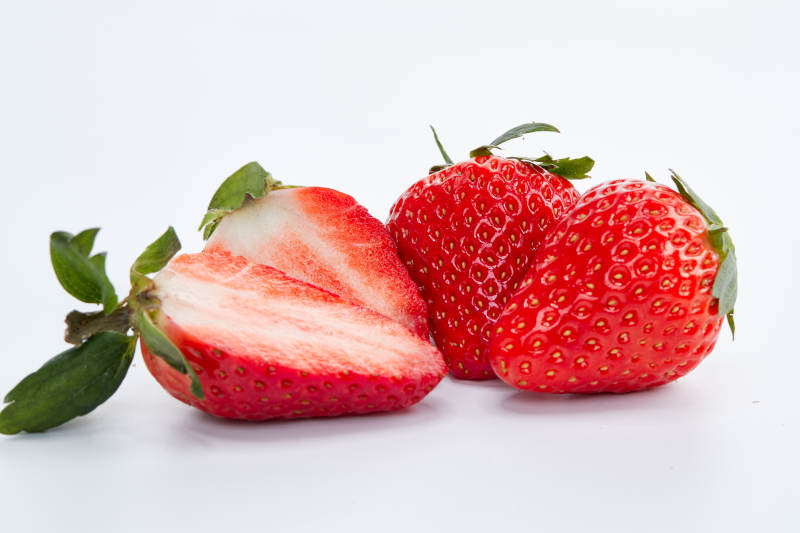 白色背景上摆放的新鲜草莓图片