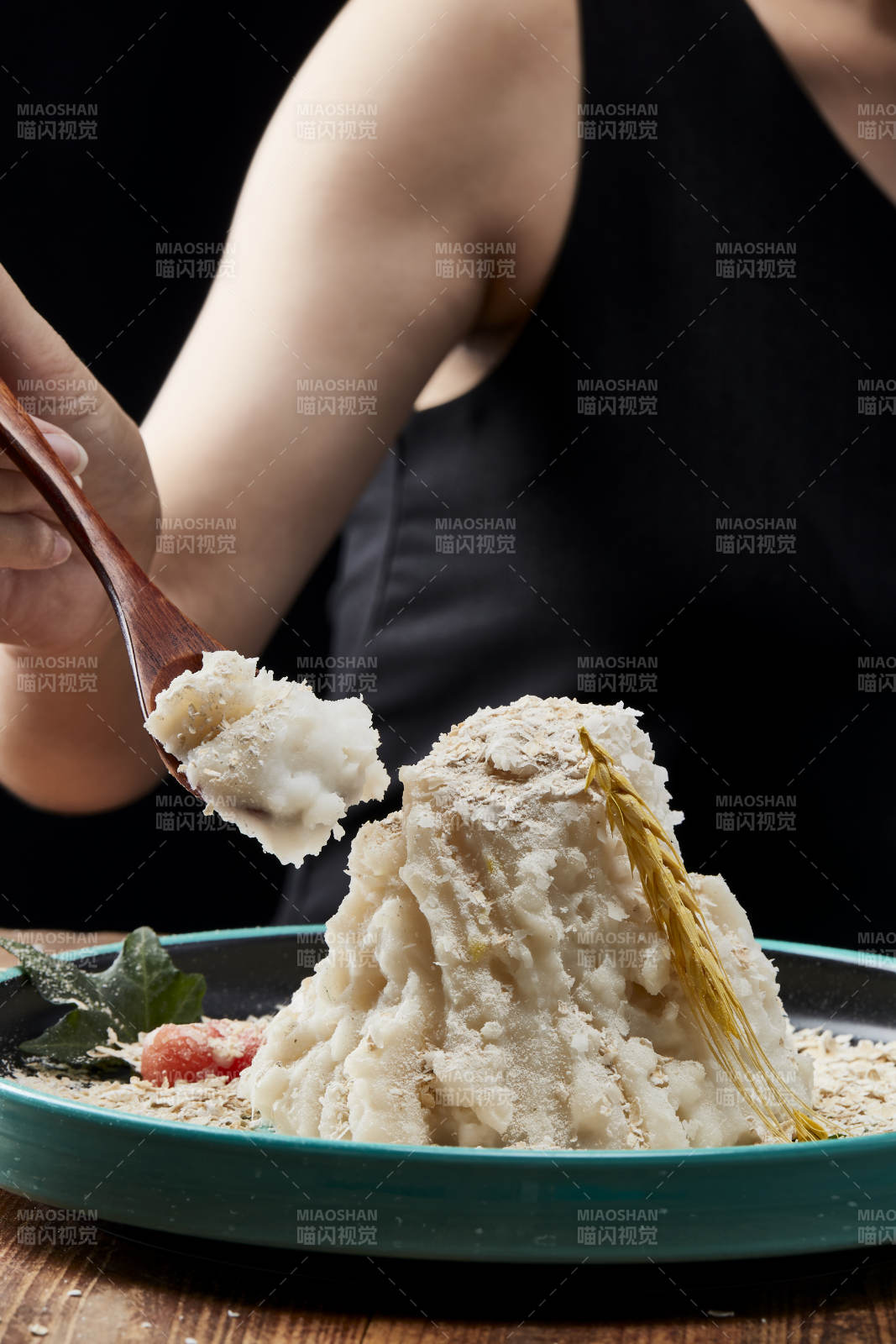 传统健康美食营养土豆泥配薯片图片