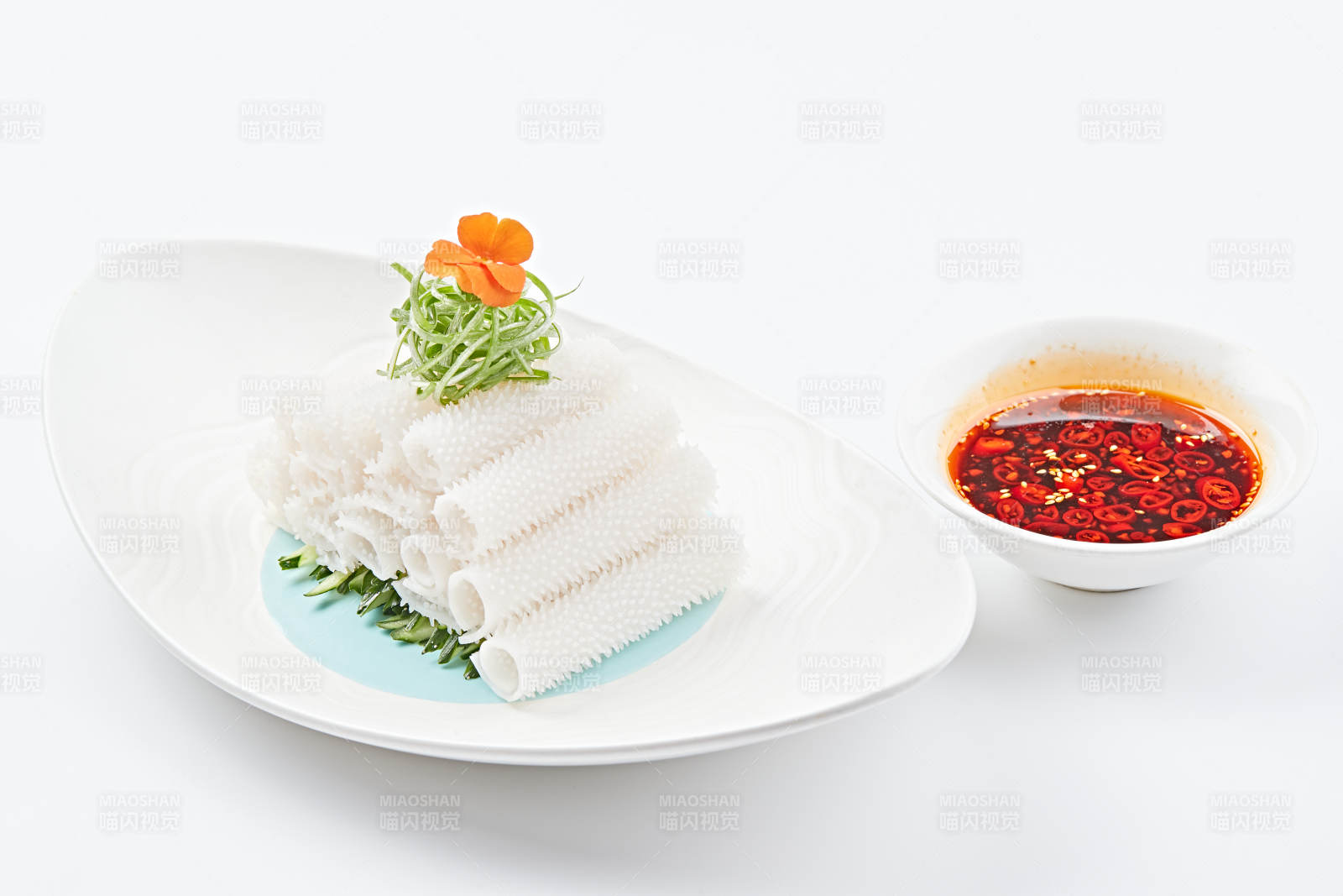 白色瓷盘装的红油墨鱼卷图片