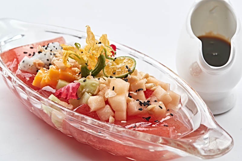 玻璃器皿装的红糖水冰粉水果捞图片