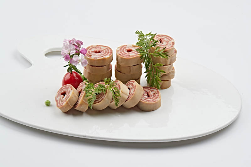 白色瓷盘组昂的豆腐皮熏肉卷切片图片