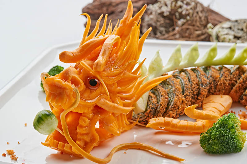 传统中国龙造型雕刻的蟹籽海苔卷图片