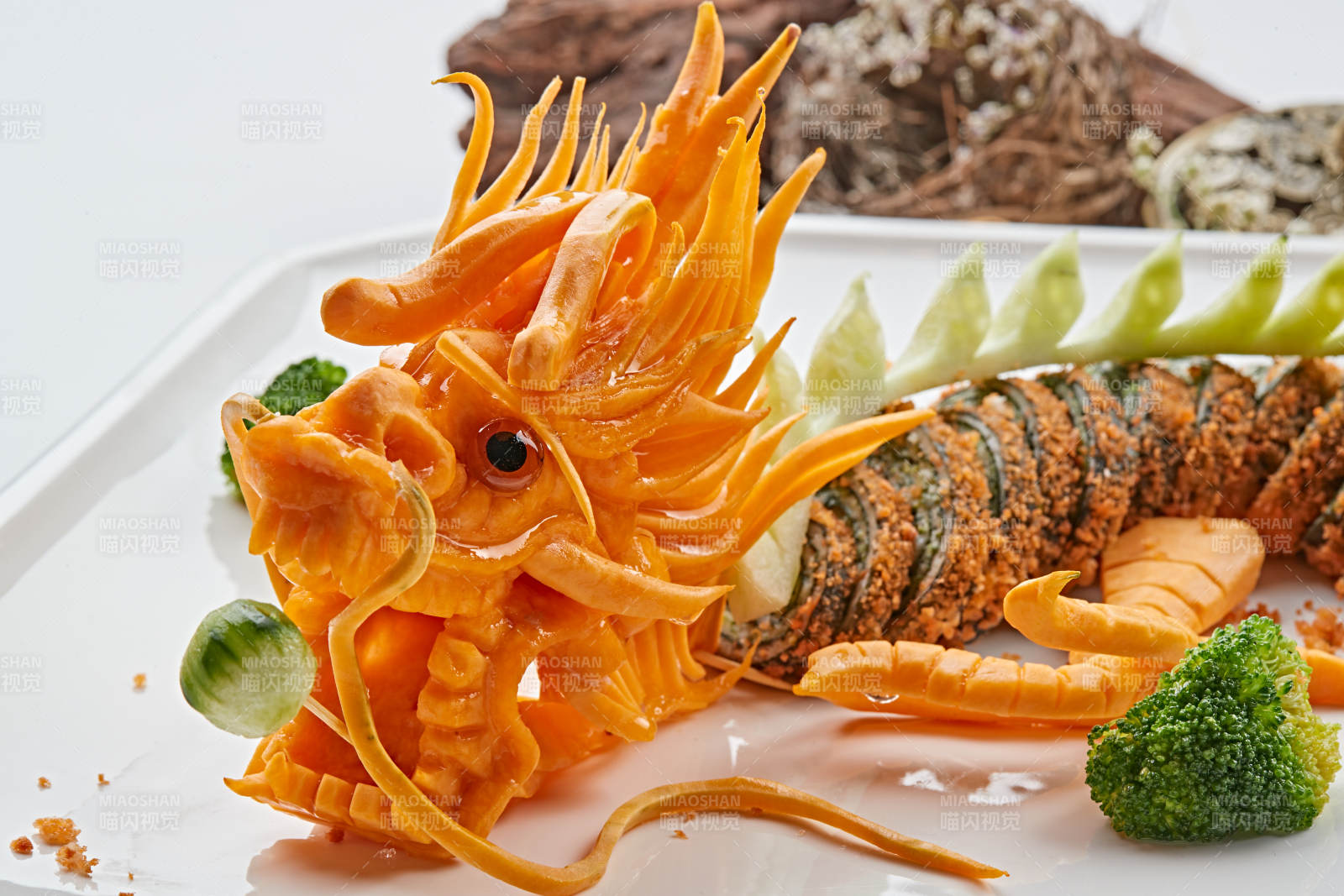 传统中国龙造型雕刻的蟹籽海苔卷图片